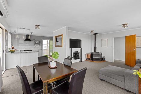 Photo of property in 43 Rewarewa Road, Te Atatu Peninsula, Auckland, 0610