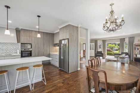 Photo of property in 2 Rika Place, Kawaha Point, Rotorua, 3010