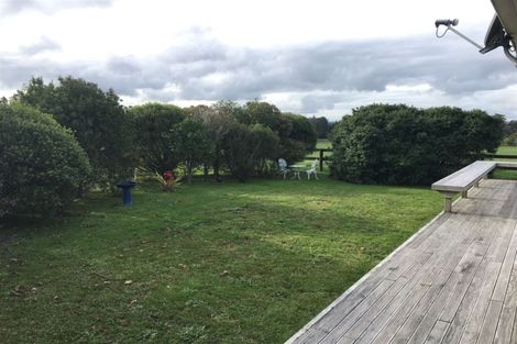 Photo of property in 679 Waitakere Road, Kumeu, 0891