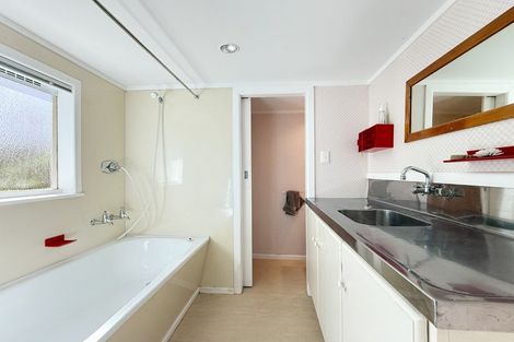 Photo of property in 97 Northland Road, Northland, Wellington, 6012