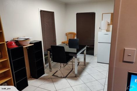 Photo of property in 1 Kayle Glen, West Harbour, Auckland, 0618