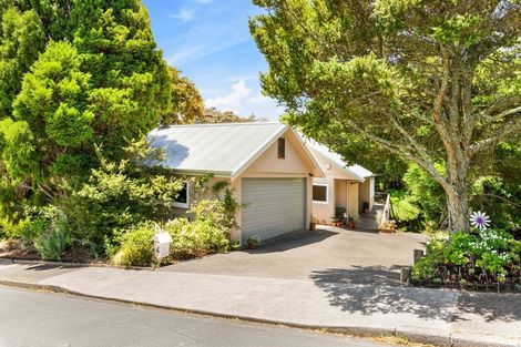 Photo of property in 4 Tranquil Glade, Hillcrest, Auckland, 0627