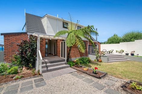 Photo of property in 15 Higham Ferrers Place, Red Beach, 0932