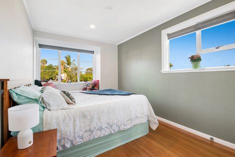 Photo of property in 8a Melandra Road, Stanmore Bay, Whangaparaoa, 0932