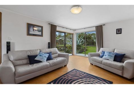 Photo of property in 24 Deverell Place, Northcross, Auckland, 0632