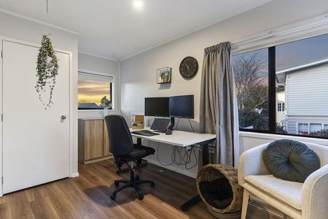 Photo of property in 6 Liston Crescent, Cockle Bay, Auckland, 2014