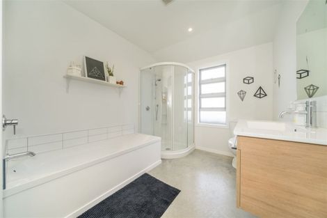 Photo of property in 77 Sunstone Crescent, Timberlea, Upper Hutt, 5018