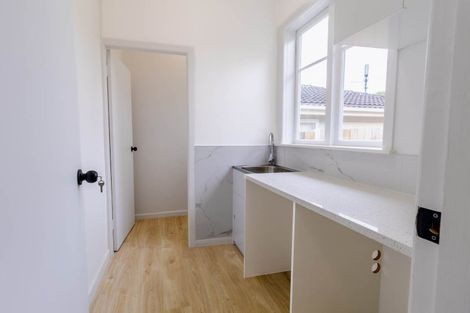 Photo of property in 2 Riverpark Crescent, Henderson, Auckland, 0610