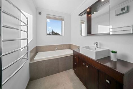 Photo of property in 19 Luxton Place, Mount Pleasant, Christchurch, 8081