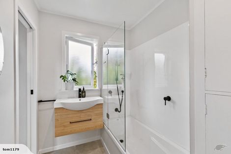 Photo of property in 15 Kokiri Street, Te Atatu South, Auckland, 0610