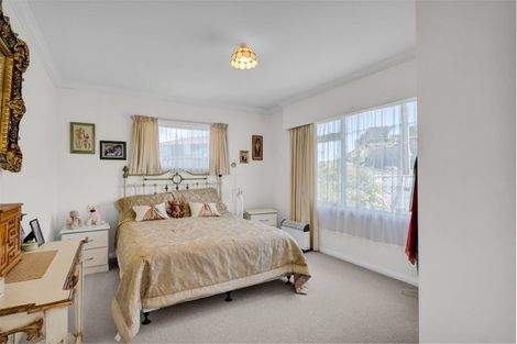 Photo of property in 1 Catherine Crescent, Moturoa, New Plymouth, 4310