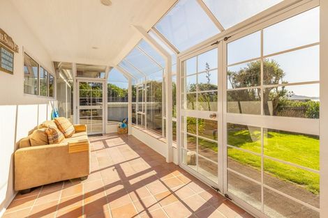 Photo of property in 8 Ara Kuaka, Waikanae Beach, Waikanae, 5036