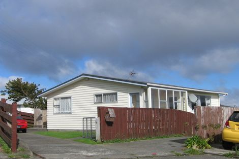 Photo of property in 13a Colchester Crescent, Newlands, Wellington, 6037