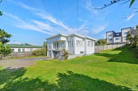 Photo of property in 2 Binsted Road, New Lynn, Auckland, 0600