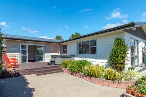 Photo of property in 15 Pinedale Parade, Milson, Palmerston North, 4414