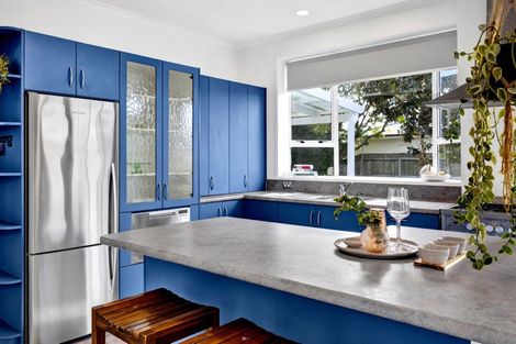 Photo of property in 143 Mangorei Road, Merrilands, New Plymouth, 4312