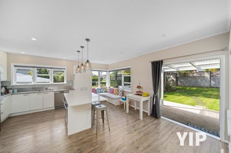 Photo of property in 15 Robert Street, Newlands, Wellington, 6037