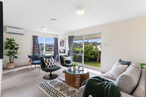 Photo of property in 2 Ladbrooke Drive, Newlands, Wellington, 6037