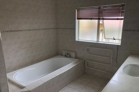 Photo of property in 23 Simon Owen Place, Golflands, Auckland, 2013