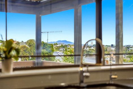 Photo of property in 2/121 Forrest Hill Road, Forrest Hill, Auckland, 0620