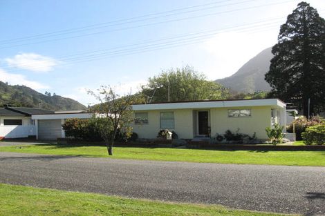 Photo of property in 49 Devon Street, Picton, 7220