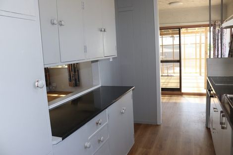 Photo of property in 10 Ingleby Place, Kelston, Auckland, 0602