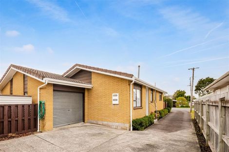 Photo of property in 1/10 Hillcrest Avenue, Hillcrest, Auckland, 0627