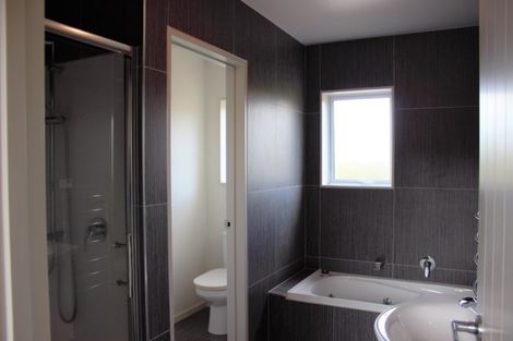 Photo of property in 76a Tamahere Drive, Glenfield, Auckland, 0629