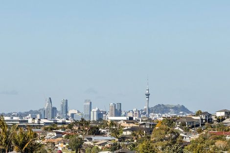 Photo of property in 13 Knightsbridge Drive, Forrest Hill, Auckland, 0620