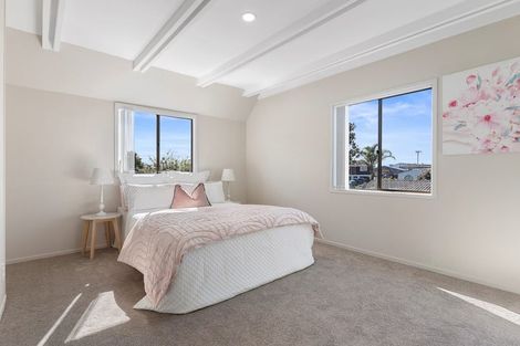 Photo of property in 1/13 Challen Close, Conifer Grove, Takanini, 2112