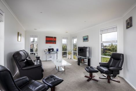 Photo of property in 1 Oakmont Crescent, Waiwhakaiho, New Plymouth, 4312