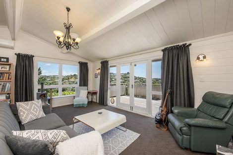 Photo of property in 15 Dunmail Way, Newlands, Wellington, 6037