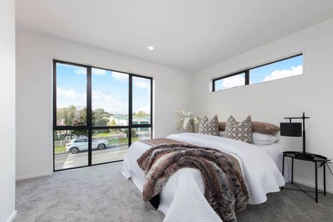 Photo of property in 2/85 Royal View Road, Te Atatu South, Auckland, 0610
