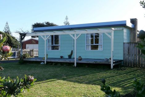 Photo of property in 27 Moana Street, Otaki Beach, Otaki, 5512
