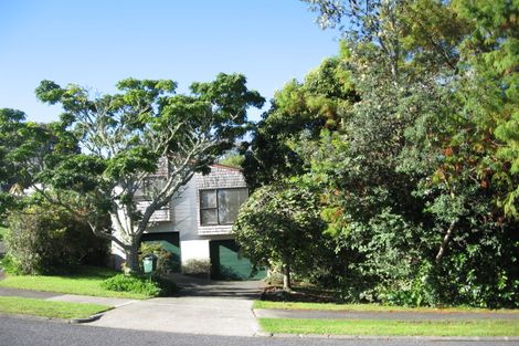 Photo of property in 35 Pickwick Parade, Mellons Bay, Auckland, 2014