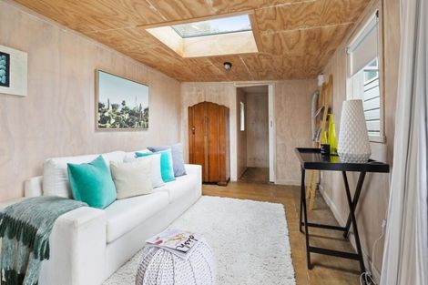 Photo of property in 8a Hungerford Road, Lyall Bay, Wellington, 6022