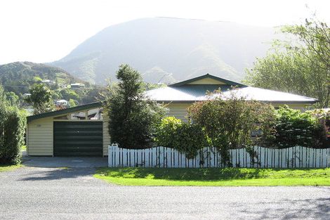 Photo of property in 53 Devon Street, Picton, 7220