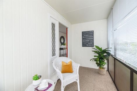 Photo of property in 72 Totaravale Drive, Totara Vale, Auckland, 0629