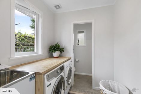 Photo of property in 15 Kokiri Street, Te Atatu South, Auckland, 0610