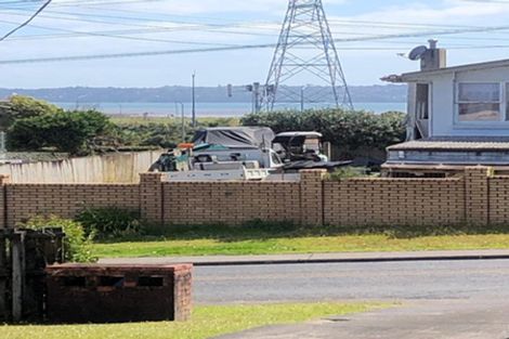 Photo of property in 79 Royal View Road, Te Atatu South, Auckland, 0610