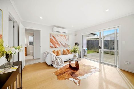 Photo of property in 12 Quincey Place, Massey, Auckland, 0614