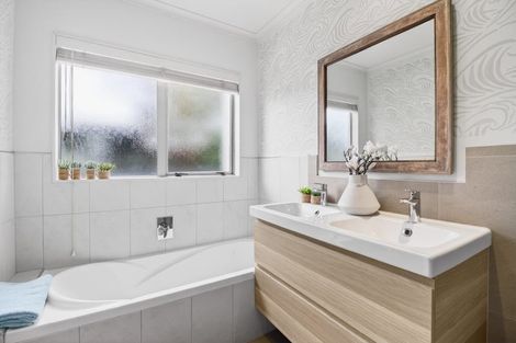 Photo of property in 48 Aurea Avenue, Pakuranga, Auckland, 2010