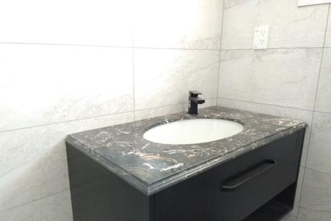 Photo of property in 2/21a Ludlow Terrace, Totara Vale, Auckland, 0627