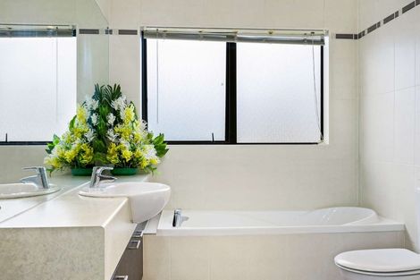 Photo of property in 1 Seresin Crescent, Flat Bush, Auckland, 2016