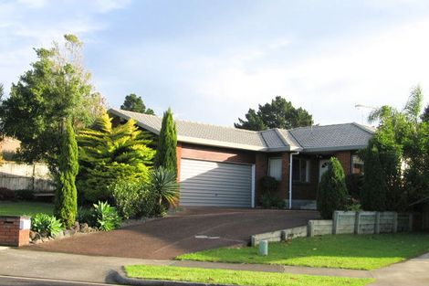 Photo of property in 2/8 Bernie Edwards Place, Botany Downs, Auckland, 2010