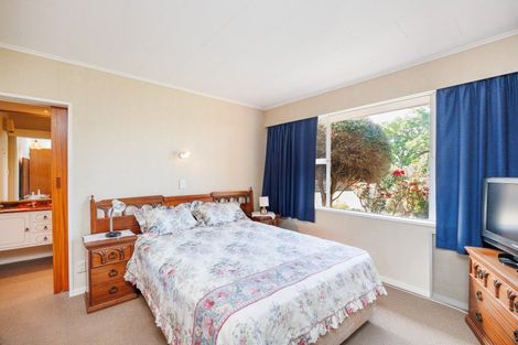 Photo of property in 18 Westhaven Grove, Takaro, Palmerston North, 4412