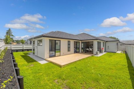 Photo of property in 14 Madden Avenue, Kumeu, 0810