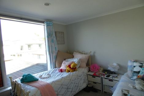 Photo of property in 9w Clearwater Cove, West Harbour, Auckland, 0618