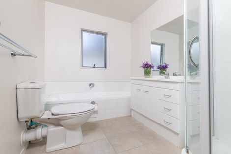 Photo of property in 1/31 Tetrarch Place, Totara Vale, Auckland, 0629