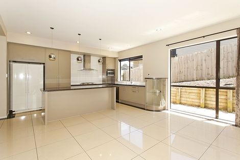 Photo of property in 13 Keating Rise, Northcross, Auckland, 0632
